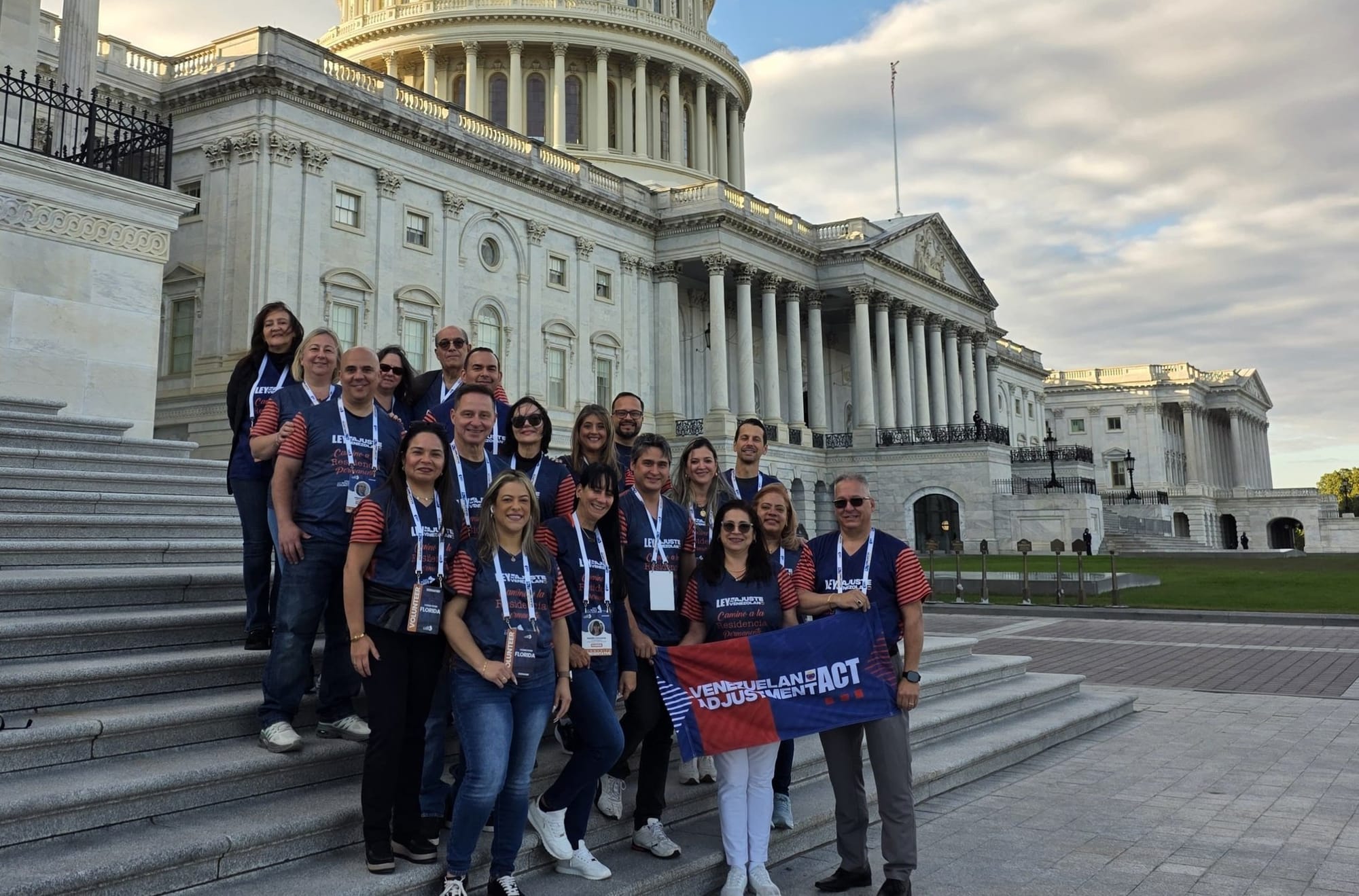 Voluntarios de My Voice Counts Charities Foundation en las escalinatas del Capitolio de EE. UU. durante una de sus visitas para impulsar la Ley de Ajuste Venezolano.