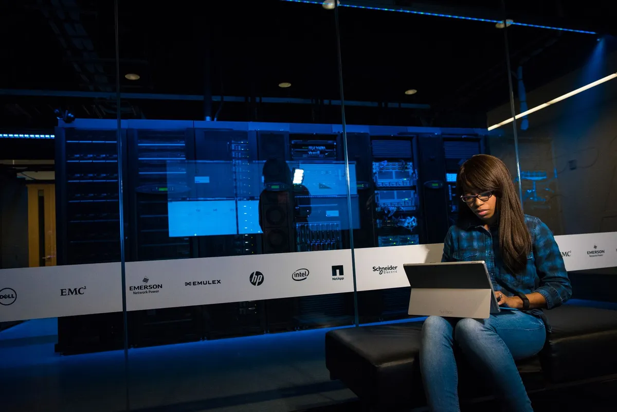 Expertos advierten sobre riesgos de perder el control de sistemas de inteligencia artificial