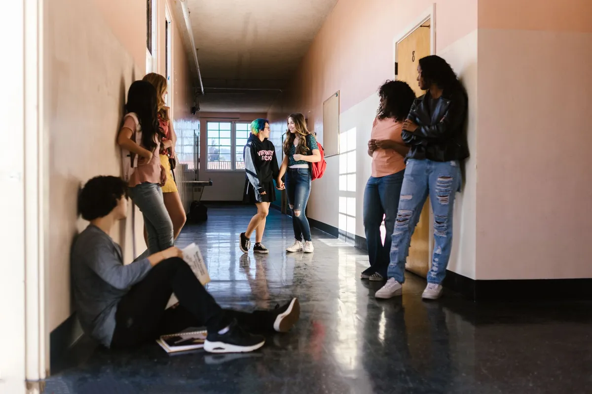 Figuras anónimas que sostienen la educación pública desde la sombra