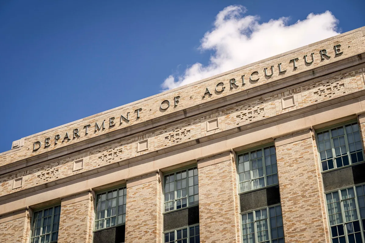 Agentes de ICE detienen al superintendente del distrito escolar más grande de Iowa