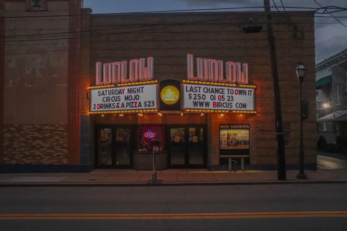 El cine más antiguo de Chicago reabre sus puertas en el barrio de Rogers Park
