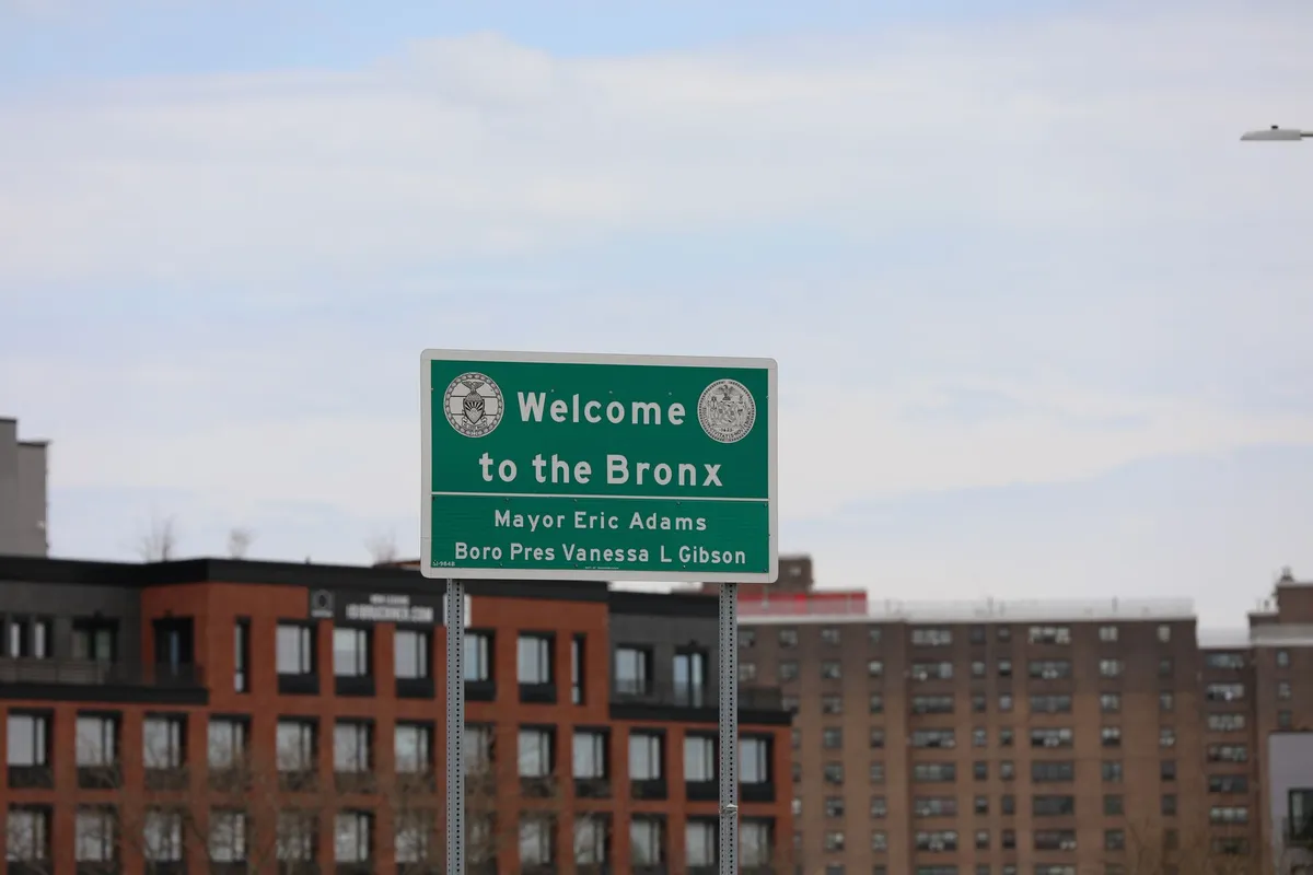 Un joven de 17 años es atacado con arma blanca frente a una escuela del Bronx