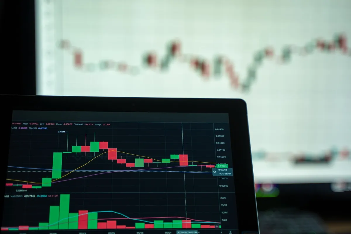 Bitcoin se mantiene estable ante tasas de la Fed y avance legislativo en EE. UU.