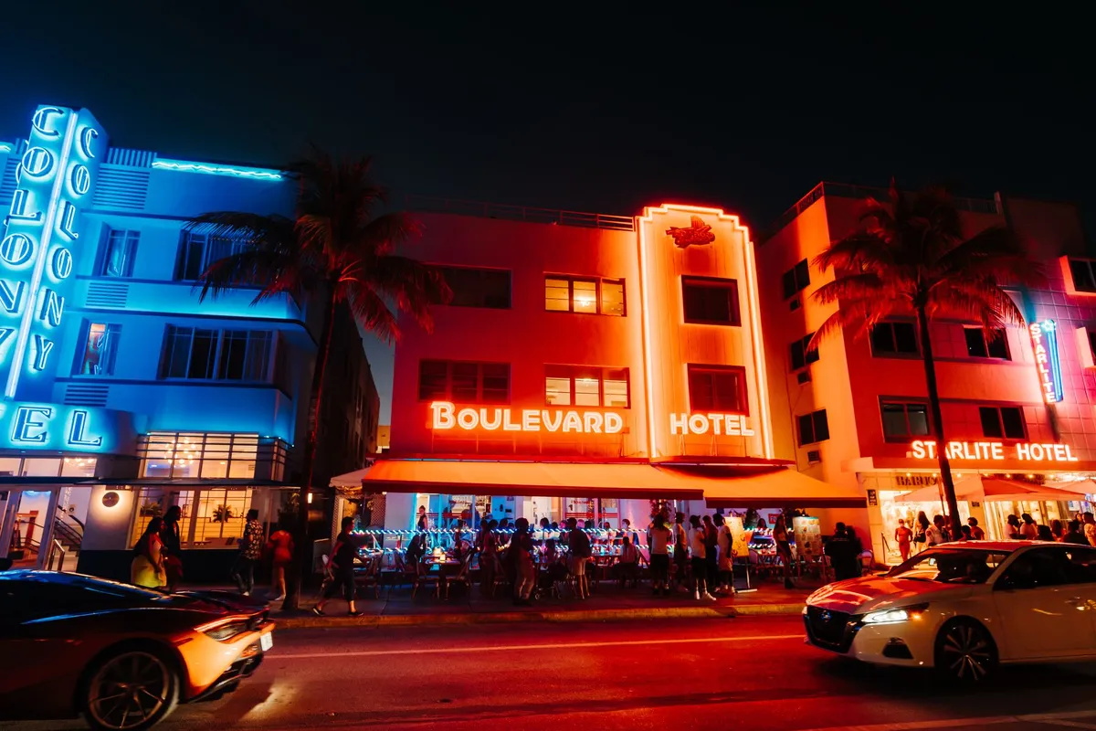 Miami-Dade aprueba presupuesto con recortes nocturnos al transporte y mayor inversión en turismo