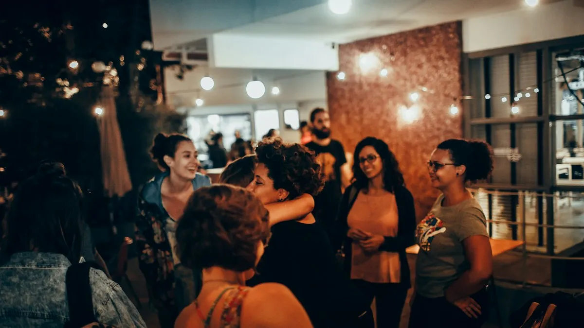 Bailar y socializar en la noche favorece la salud mental de mujeres mayores
