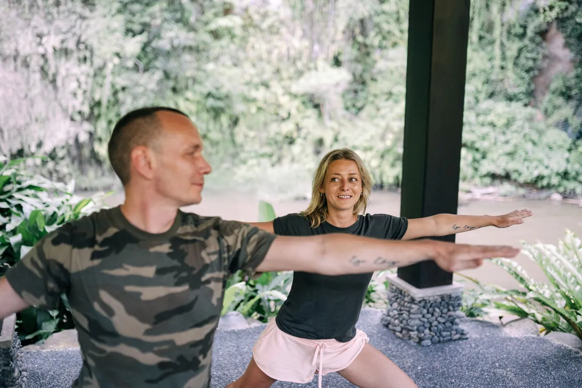 La postura de yoga que supera a las sentadillas según entrenadores especializados