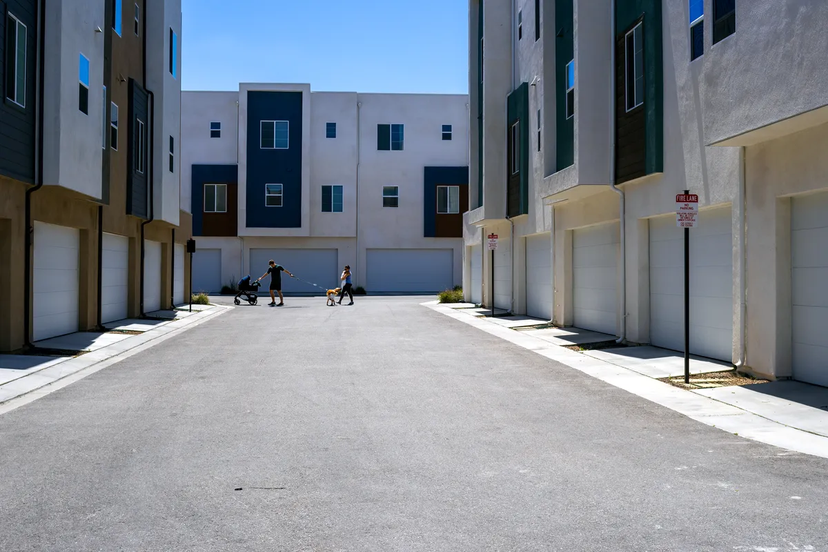 California demanda a cinco gobiernos locales por incumplir leyes de vivienda