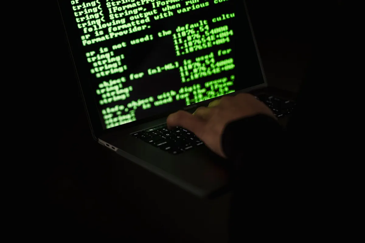El FBI alerta sobre perfiles falsos de 'esposas tradicionales' usados para engañar a inmigrantes