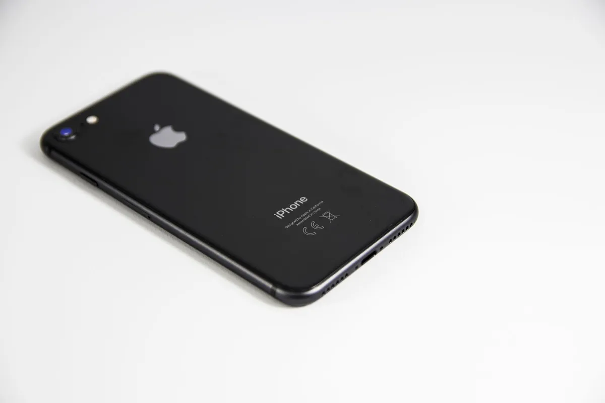 Propietarios de iPhone 15 y 16 podrían recibir compensación en demanda contra Apple
