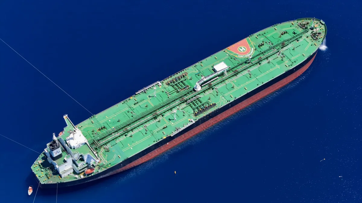 Analistas ven improbable que China abandone el petróleo iraní pese a sanciones
