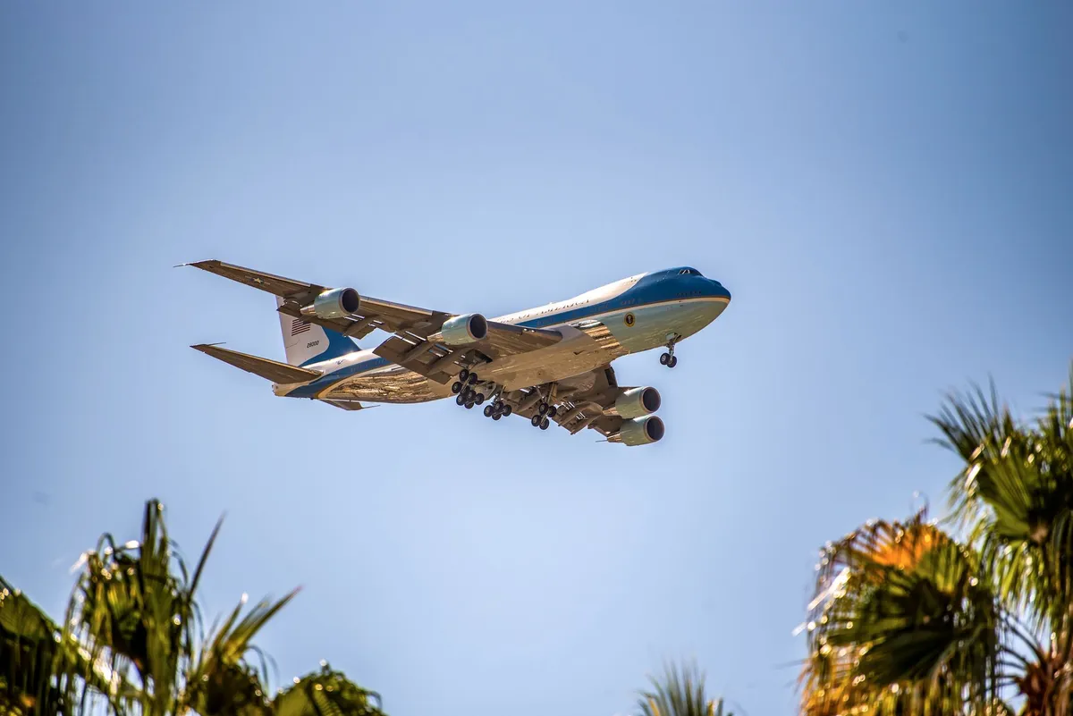 El acuerdo de Chicago que forzaría la venta de una aerolínea vinculada a deportaciones del DHS