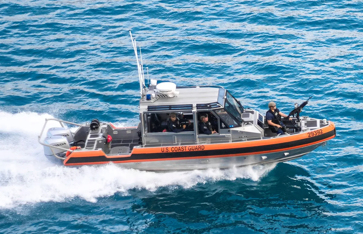 Guardia Costera de EE. UU. intercepta embarcación con diez migrantes frente a Florida y los traslada a Bahamas