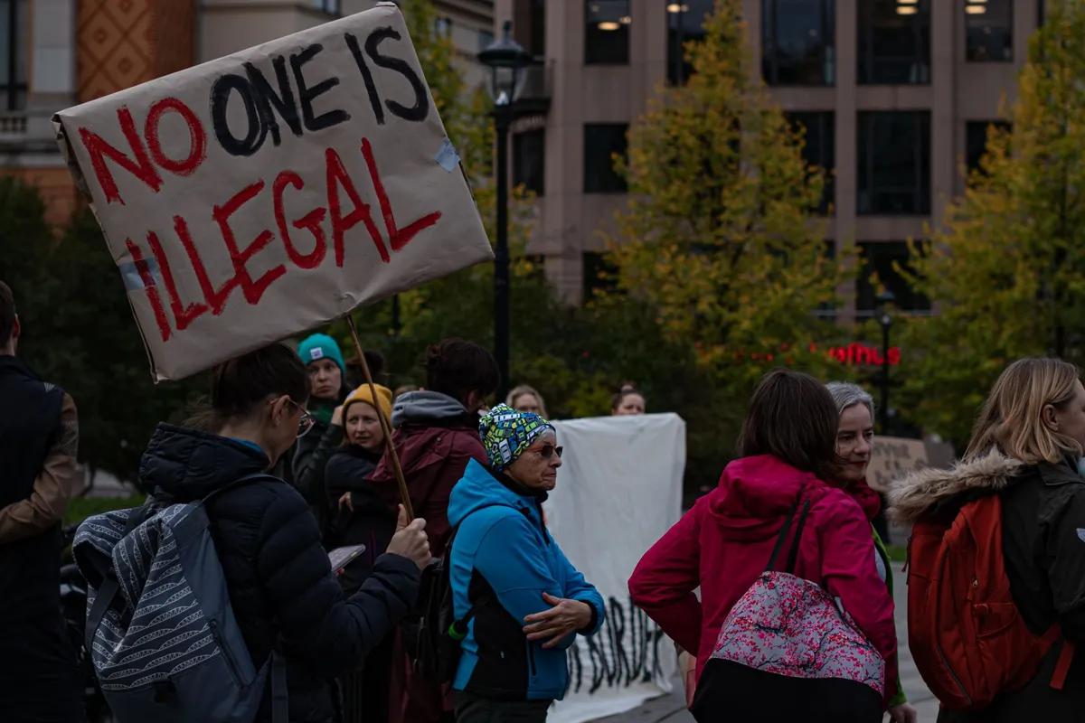 Manifestantes exigen retirada del ICE frente al tribunal de Meriden, Connecticut