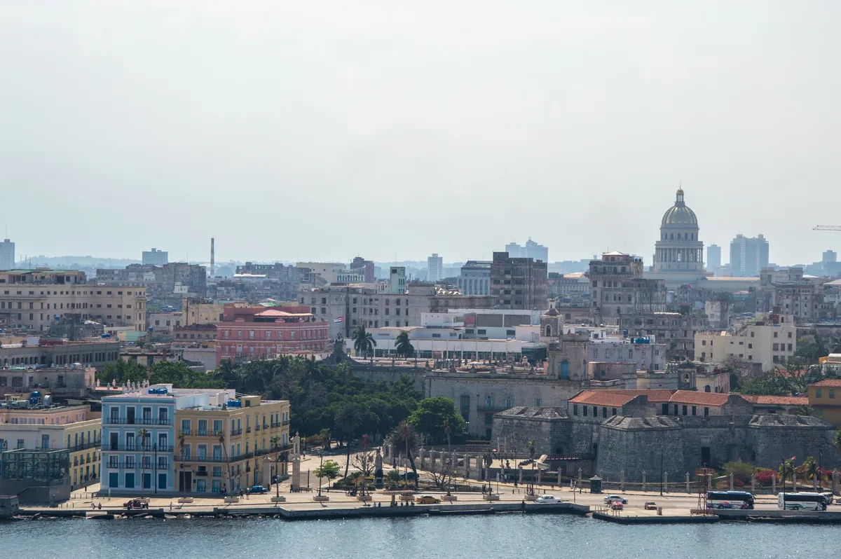 Detienen a un ciudadano cubano frente al Capitolio de La Habana por mostrar un cartel crítico al gobierno
