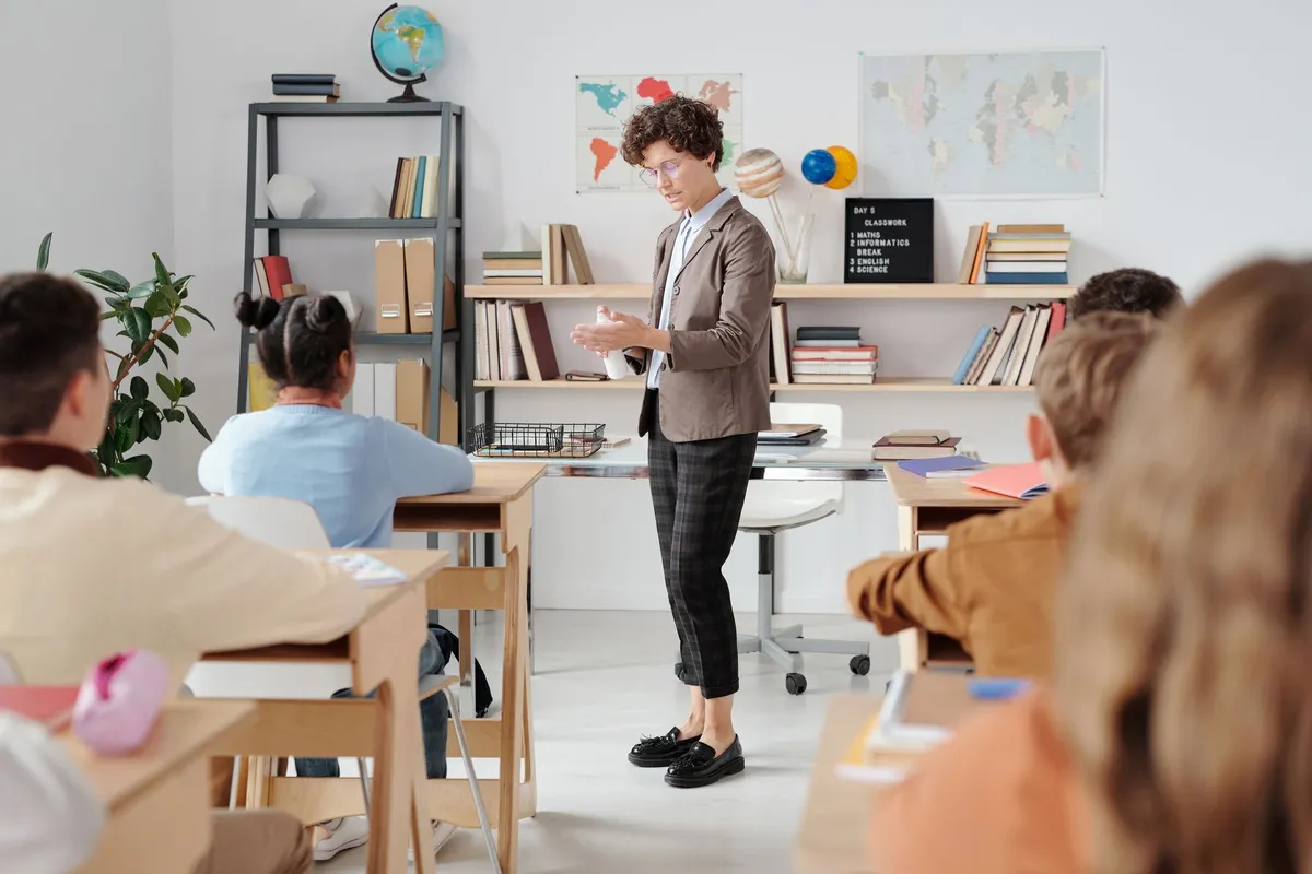 La OCDE advierte sobre una escasez docente invisible que las vacantes no reflejan