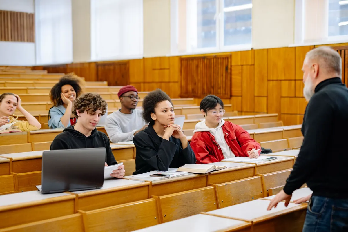 Solo 3 de cada 10 estadounidenses valoran la universidad como "muy importante"