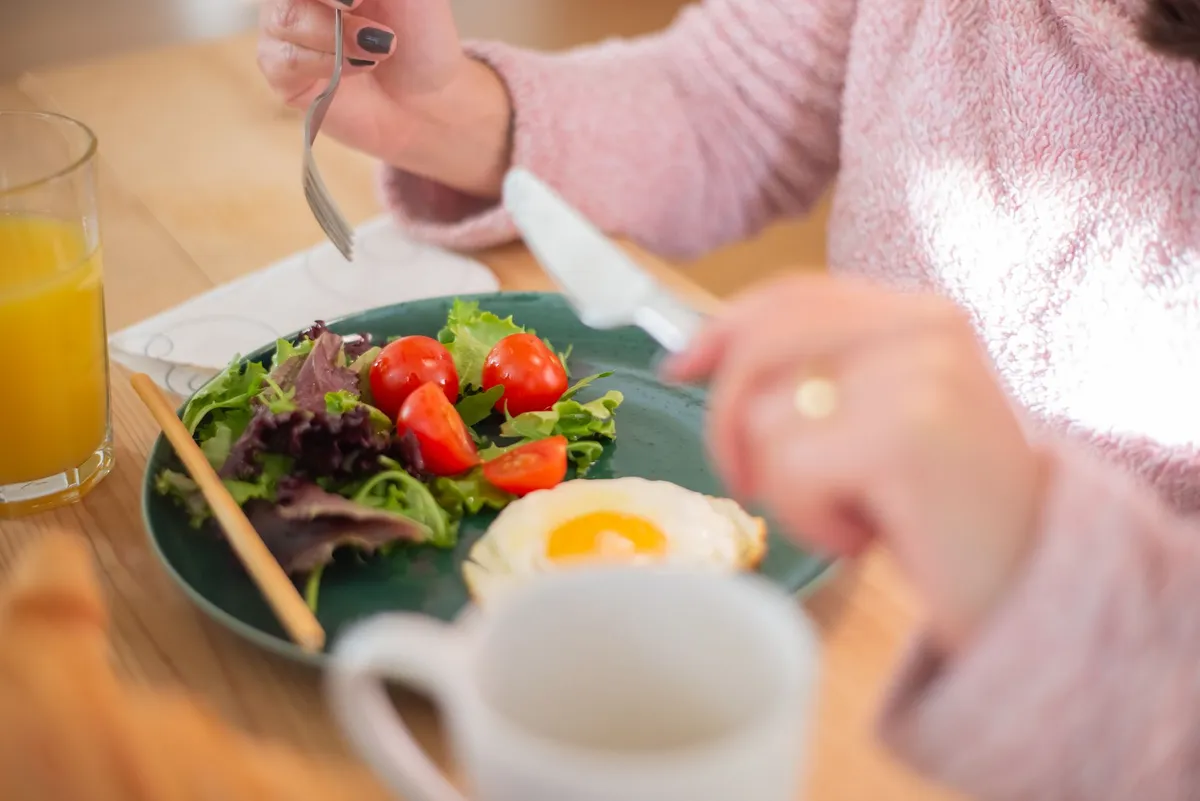 Por qué vuelve el hambre pocas horas después de comer, según expertos en nutrición