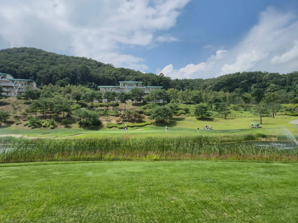 Trump propone convertir uno de sus complejos de golf en residencia presidencial, según Univision