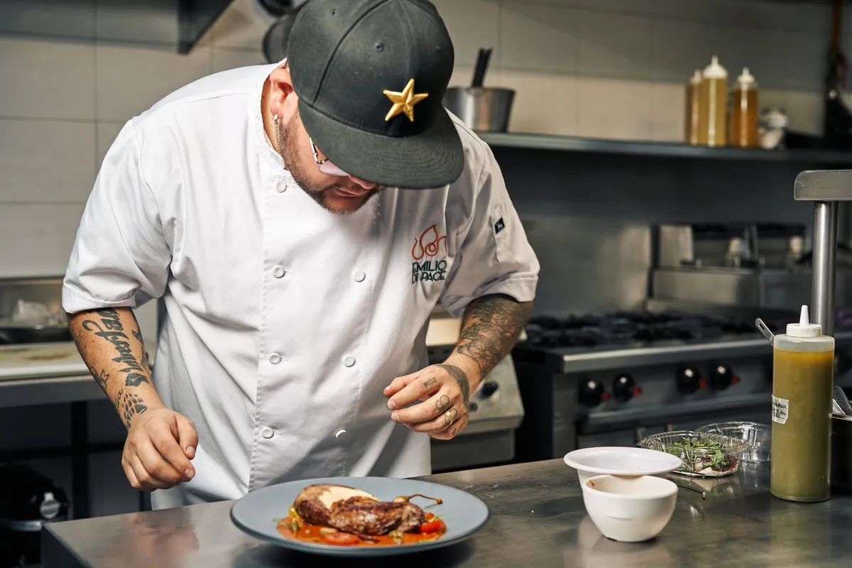 Chef de un restaurante en San Diego trabajó una década con nombre falso y era un fugitivo, según Telemundo