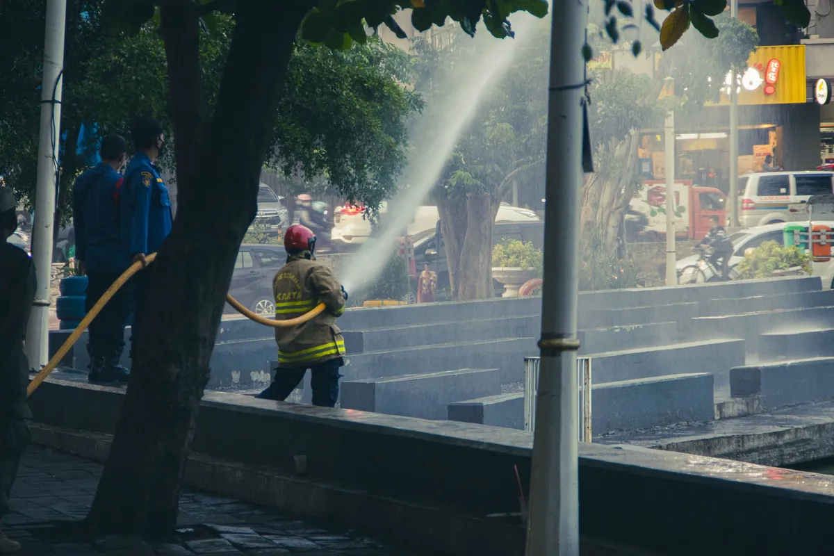 Trabajadores y visitantes evacuan a tiempo una chocolatería afectada por un incendio, según Telemundo 62