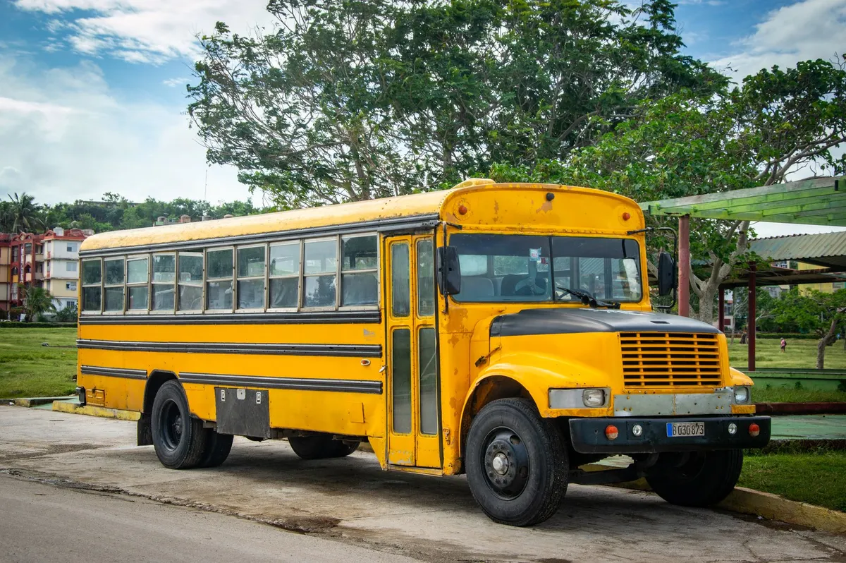 Buscan al conductor que atropelló a dos adolescentes en una parada de bus escolar en Carver