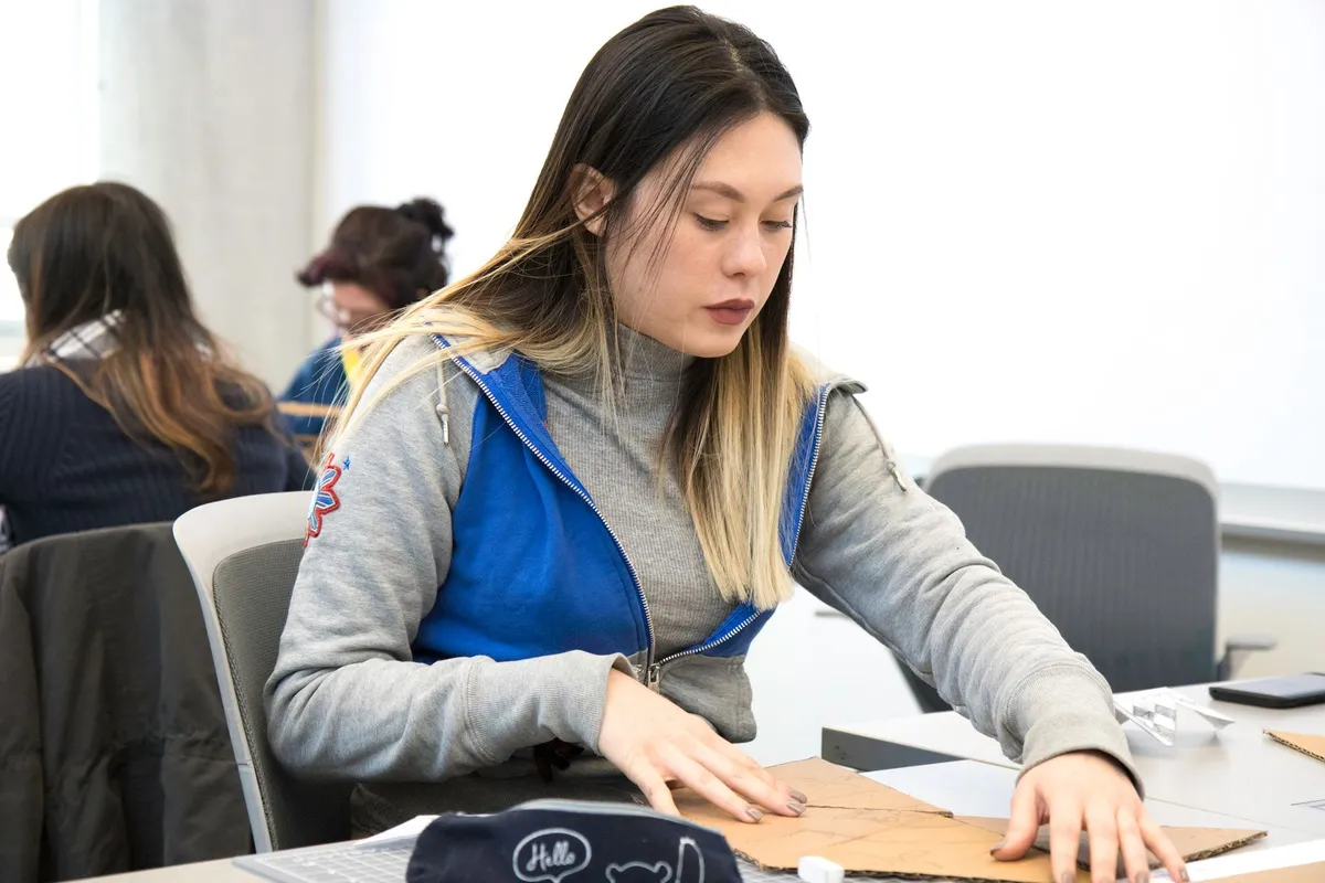 Estudiantes de Cornell protestan por el manejo de una presunta violación grupal en el campus