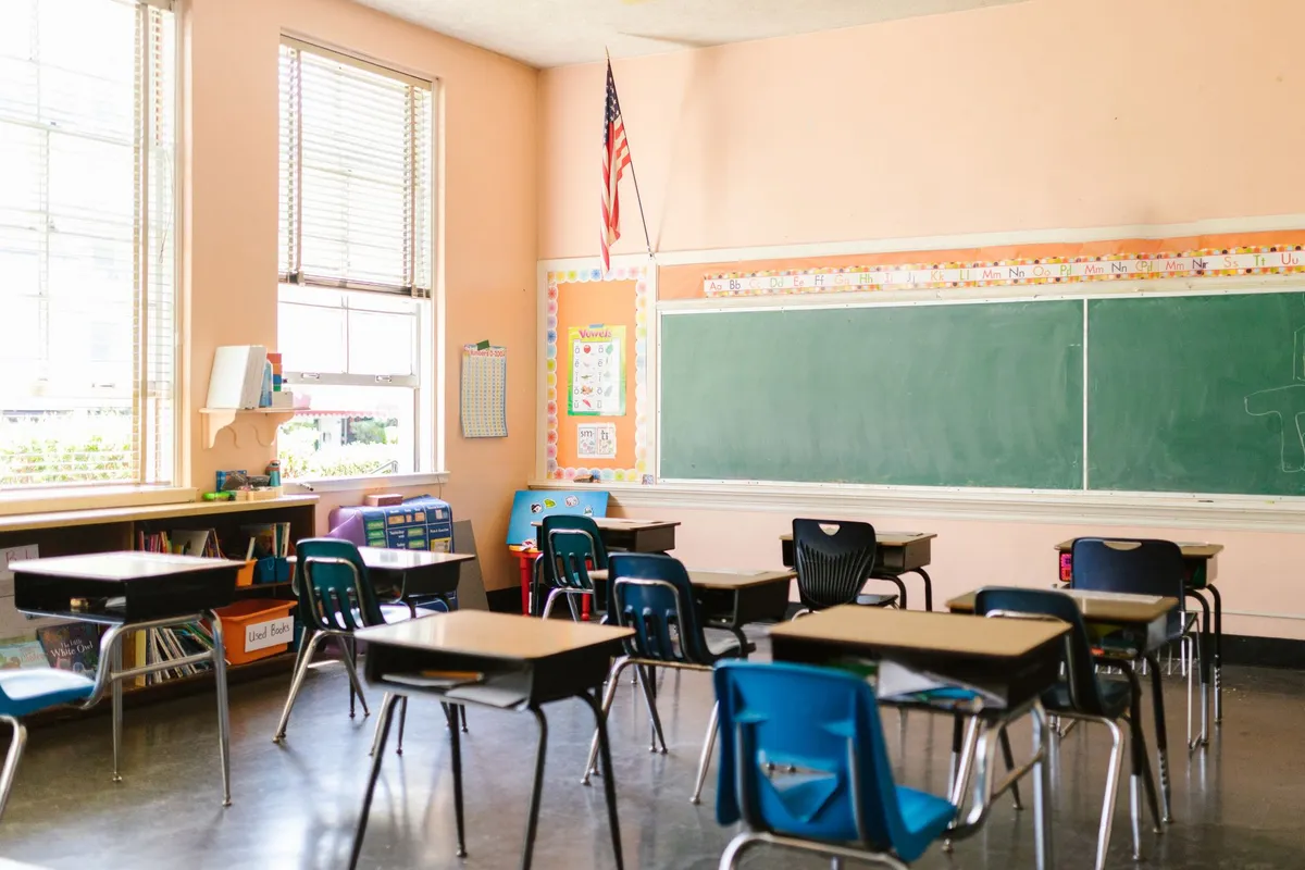 Pritzker proclama en Illinois el Mes de la Importancia de la Educación, según lawndalenews.com
