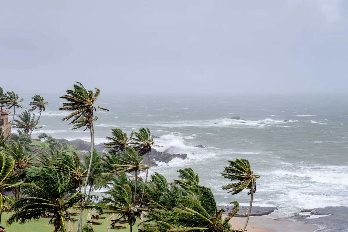 Isaías se intensifica a huracán de categoría 3 y se prevé que toque tierra esta noche entre Alabama y Florida