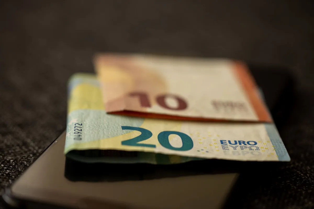 El 69 % de los venezolanos prefiere consolidar el bolívar como moneda nacional, según un estudio