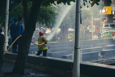 Trabajadores y visitantes evacuan a tiempo una chocolatería afectada por un incendio, según Telemundo 62