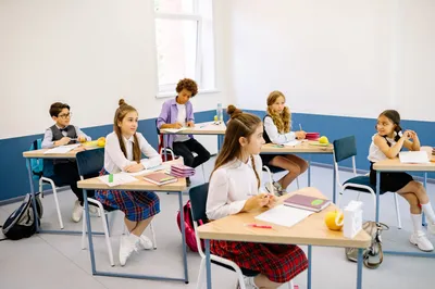 El cónsul general de El Salvador visita una escuela primaria de Provo por el Mes de la Herencia Hispana