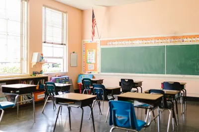 Pritzker proclama en Illinois el Mes de la Importancia de la Educación, según lawndalenews.com