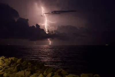 Imágenes satelitales muestran la actividad eléctrica del primer huracán atlántico en el golfo de México