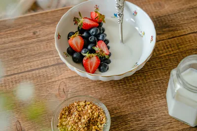 Un médico nutricionista desaconseja cenar siempre yogur y fruta: «Yo no lo haría»