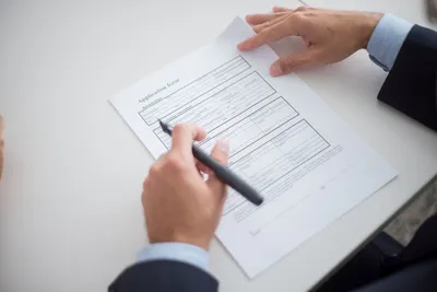 Una demanda busca frenar dos políticas del Uscis que endurecen el trámite de la green card