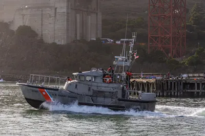 La Guardia Costera de EE. UU. rescata a 16 personas tras una llamada de auxilio frente a Baja California