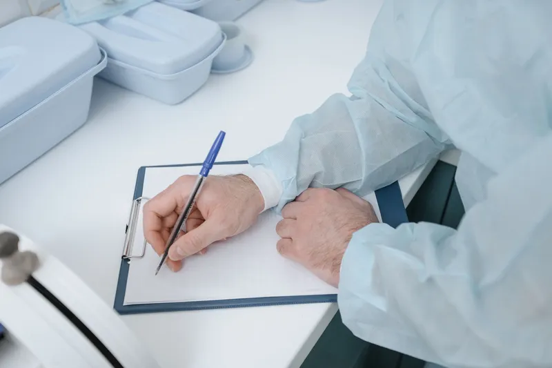 Médicos dedican parte de la consulta a trámites administrativos y advierten de agotamiento laboral